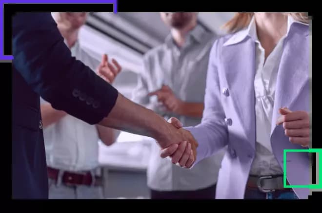 Imagen de personas dándose la mano